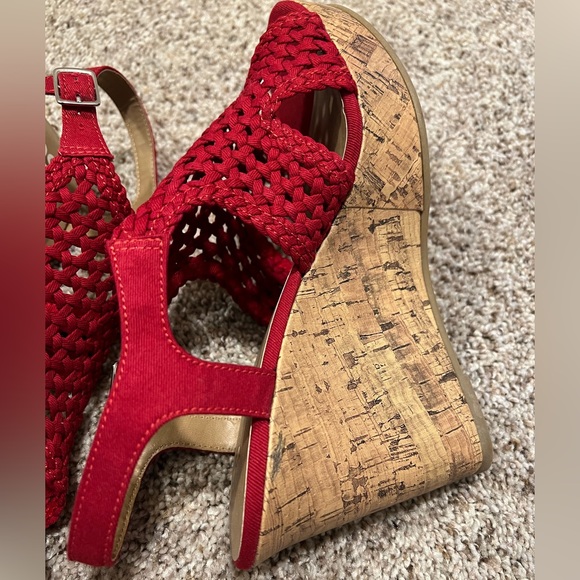 Red manmade textile lining wedge. Brand-SO. - Picture 3 of 8